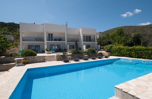 Vis Apartamento | Terrace apartment Neva with heated pool and sea view