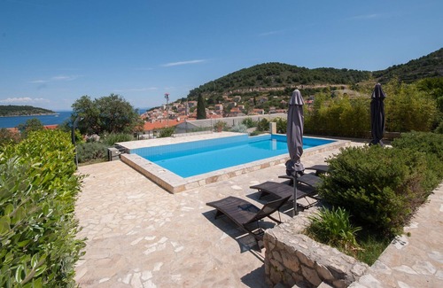 Vis Apartamento | Terrace apartment Neva with heated pool and sea view