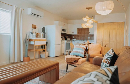 South Broadway Apartamento | "Terracotta Suite" @ ArnoTriplex! Hot Tub+Pet Friendly!