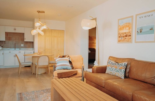 South Broadway Apartamento | "Terracotta Suite" @ ArnoTriplex! Hot Tub+Pet Friendly!