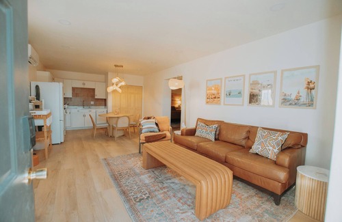 South Broadway Apartamento | "Terracotta Suite" @ ArnoTriplex! Hot Tub+Pet Friendly!