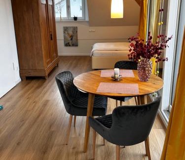 Bruckmuehl Apartamento | Terralpin Apartments - Charmante DG Wohnung mit Balkon