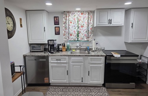 Ashford Casa | Terrific 4-bedroom house with AC in Ashford