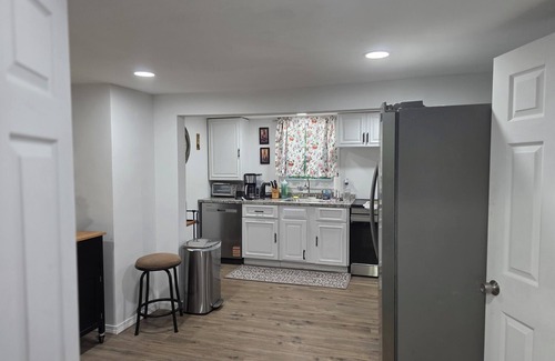Ashford Casa | Terrific 4-bedroom house with AC in Ashford