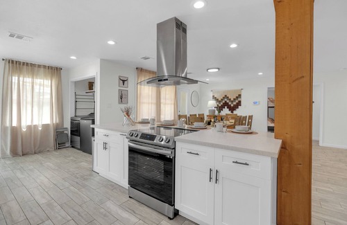 Westbury Casa | Texan Backyard Vibes l Cowboy Pool & BBQ l Pet-Friendly