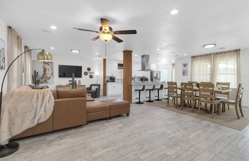 Westbury Casa | Texan Backyard Vibes l Cowboy Pool & BBQ l Pet-Friendly