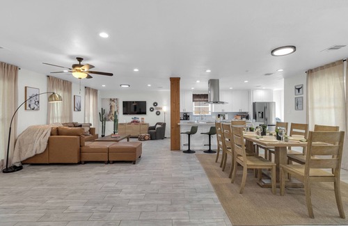 Westbury Casa | Texan Backyard Vibes l Cowboy Pool & BBQ l Pet-Friendly