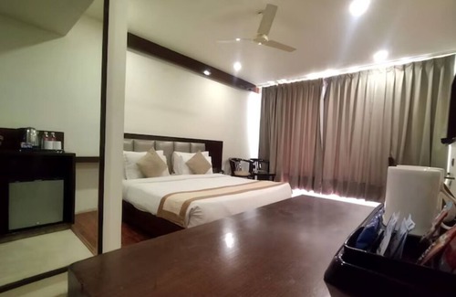 Jaipur Hotel | TGI Apple Inn