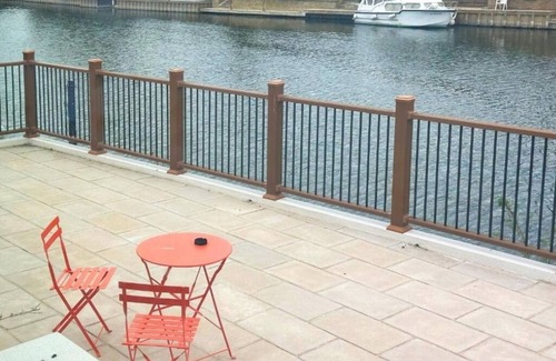 Wraysbury Apartamento | Thames Mansion: A Serene Riverside Escape