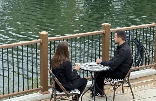 Wraysbury Apartamento | Thames Mansion: A Serene Riverside Escape