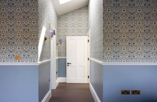 Wraysbury Apartamento | Thames Mansion: Peaceful Riverside Getaway Near Windsor & Heathrow