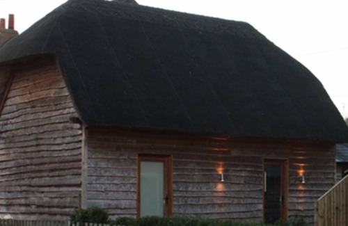 Clifton Hampden Casa | Granero con tejado de paja con vistas al río Támesis