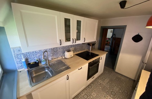 Damlos Casa | Techo de paja en el borde del campo con una magnífica vista.