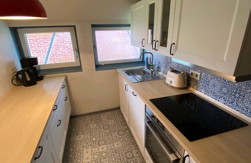 Damlos Casa | Techo de paja en el borde del campo con una magnífica vista.