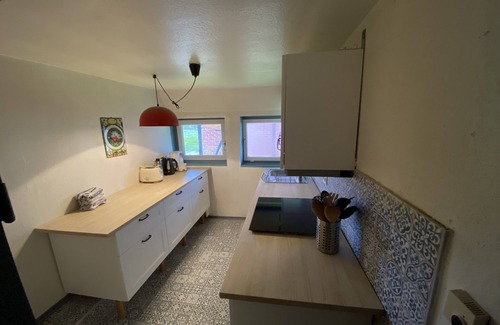 Damlos Casa | Techo de paja en el borde del campo con una magnífica vista.