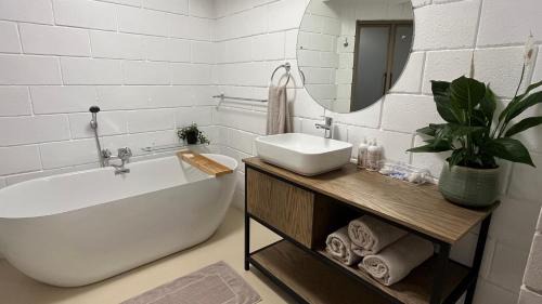 Hilton Casa | Thatchwood Cottage