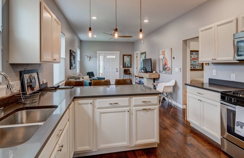 Riverfront Casa | Totalmente remodelado y sin mancha. La casa 1400 3bed / 2 bath - Wifi / Cable / AC