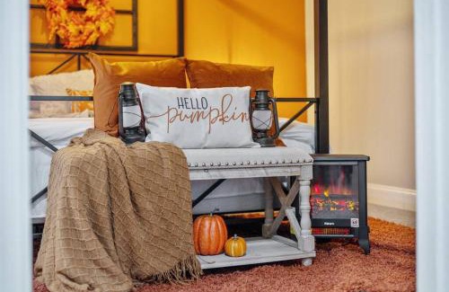 Decatur Casa | *The 4Seasons:Themed Retreat w/Hot Tub-Pool Table*