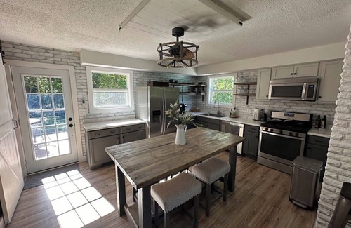 Grand Marais Casa | The 8's, farmhouse chic 4-bedroom w/ garage access in Grand Marais, pet friendly