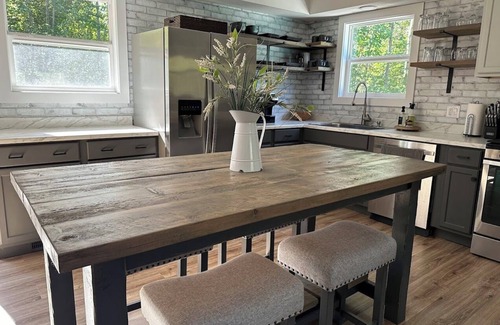 Grand Marais Casa | The 8's, farmhouse chic 4-bedroom w/ garage access in Grand Marais, pet friendly