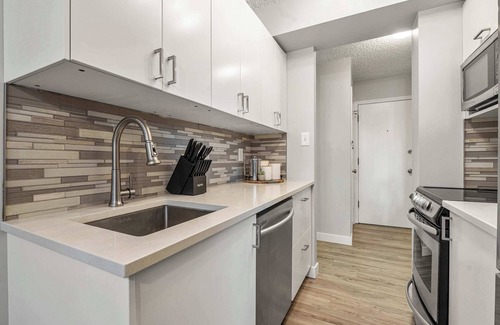 Mission District Apartamento | The Abstract | 3BR Condo Near 17th Ave & Stampede!