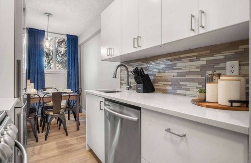 Mission District Apartamento | The Abstract | 3BR Condo Near 17th Ave & Stampede!