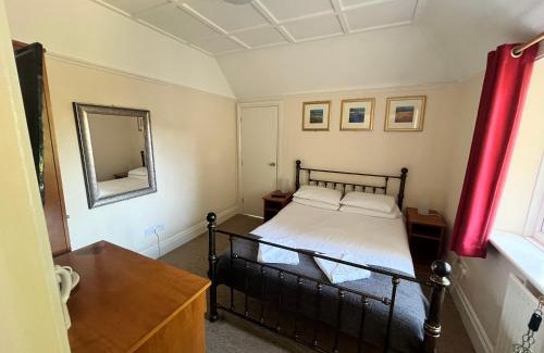 Bracknell Casa | The Admirals Inn Guest House