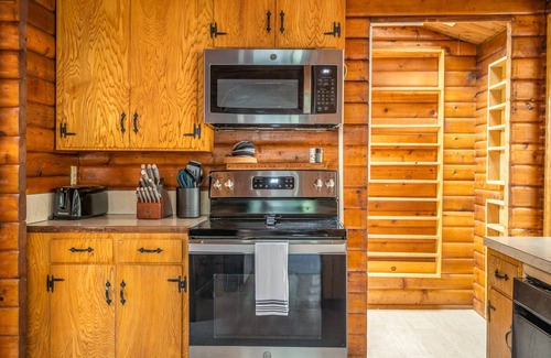 Marmot Casa | The Alder Lodge - Hot tub, shuffleboard, air hockey, bbq, dogs-ok