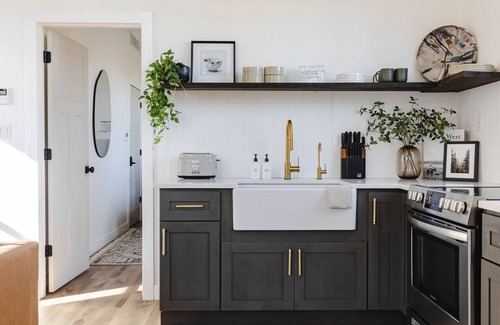 New Plymouth Apartamento | The Alpine | Luxury Design + Hot Tub | Fire Pit | Romantic