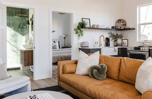 New Plymouth Apartamento | The Alpine | Luxury Design + Hot Tub | Fire Pit | Romantic