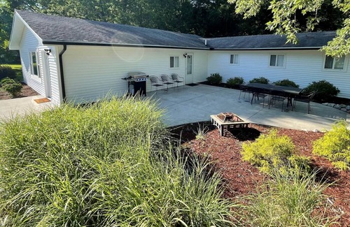 Notre Dame Casa | ¿Lo único entre tú y el estadio? Fiestas en el portón trasero.