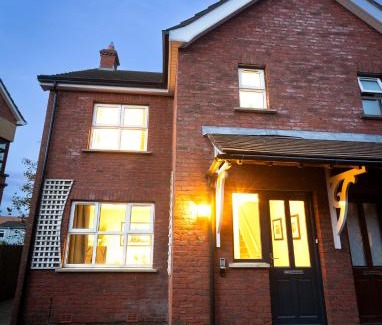 Ormeau Casa | The Annadale - Luxury 3 bd House - Gold Short Term Stays