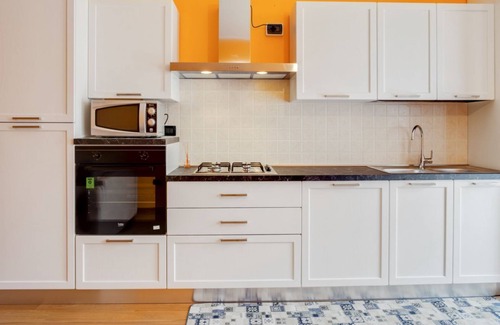 Arqua Petrarca Apartamento | The apartment is located on the ground floor of a residence, with private garden (35 sqm). There are no steps to access the apartment.Of 50 square meters it comfortably accommodates 4 people, with a double bedroom and a sofa bed in the living room.Car ga