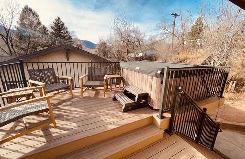 West Colorado Springs Apartamento | The Apartment Suite! Private Hot Tub w/ Mountain Views