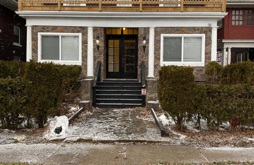 Downtown Niagara Falls Casa | The Aquarium Chateau - With Private Yard & Parking, Near Falls, Casino by Niagara Hospitality