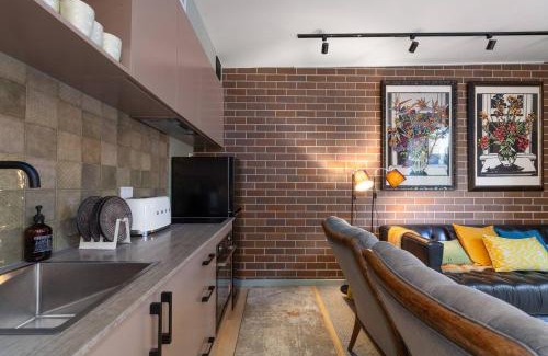 Petersham Casa | The Art Haus - Retro-Chic Hideaway near Local Gems