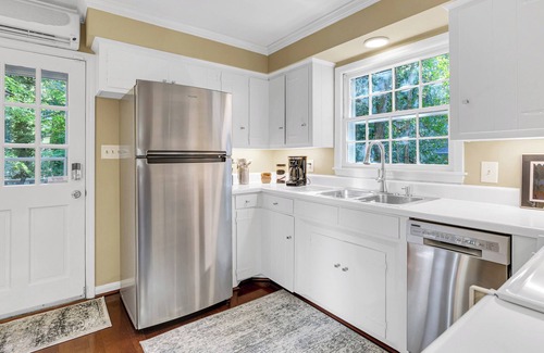 Drayton Casa | The Artist's Bungalow Cozy 2-bedroom house surrounded by woods in Spartanburg