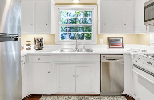 Drayton Casa | The Artist's Bungalow Cozy 2-bedroom house surrounded by woods in Spartanburg