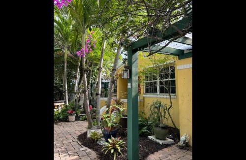 Old Northwood Historic District Casa | The Artist's Cottage