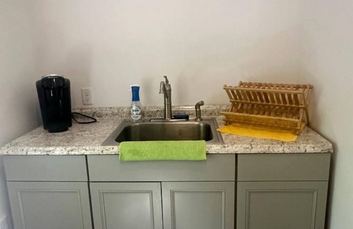 Red Hook Apartamento | THE ARTIST’S LOFT- Peaceful 1-bedroom apartment in lovely Red Hook with AC, WiFi