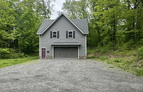 Red Hook Apartamento | THE ARTIST’S LOFT- Peaceful 1-bedroom apartment in lovely Red Hook with AC, WiFi