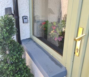 Newry Apartamento | The Aul Shop & Public House -entire private annexe