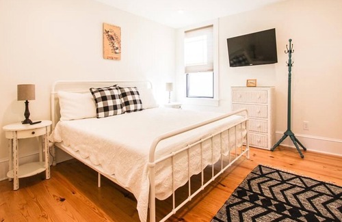 Village Green Casa | The Avalon House at 1306 Texas Ave