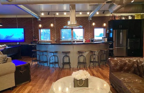 Fayetteville Casa | The Aviator’s Lounge, loft living in the NRG, private pool & hot tub