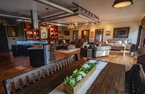 Fayetteville Casa | The Aviator’s Lounge, loft living in the NRG, private pool & hot tub