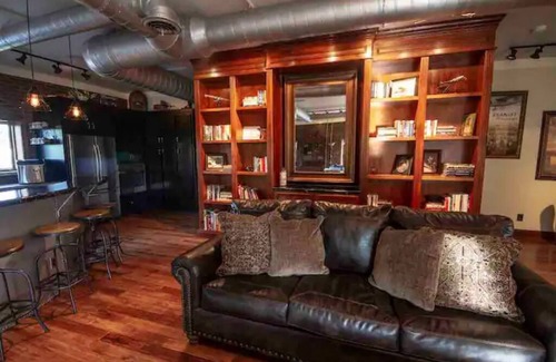 Fayetteville Casa | The Aviator’s Lounge, loft living in the NRG, private pool & hot tub