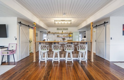 Surf City Cabaña | The AWARD-WINNING Knotty Cottage, Beach House, Owner Operated