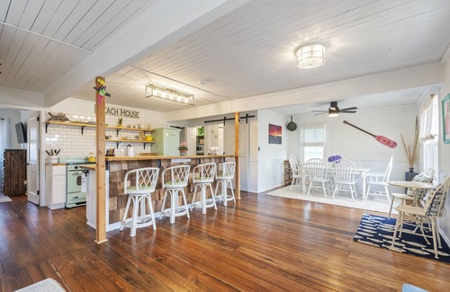 Surf City Cabaña | The AWARD-WINNING Knotty Cottage, Beach House, Owner Operated