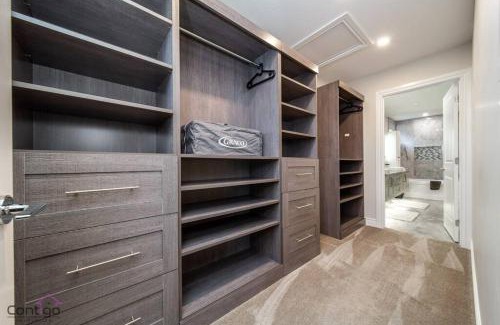 West Edmonton Casa | The Azure, Near DT & University, TWO King Beds!