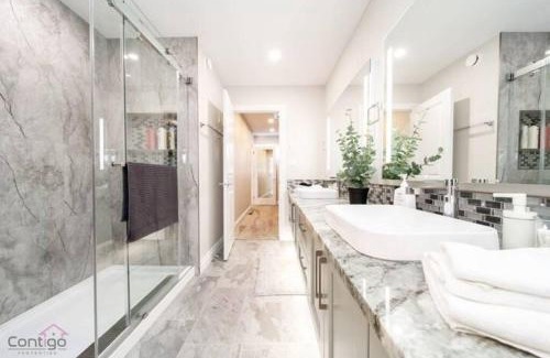 West Edmonton Casa | The Azure, Near DT & University, TWO King Beds!